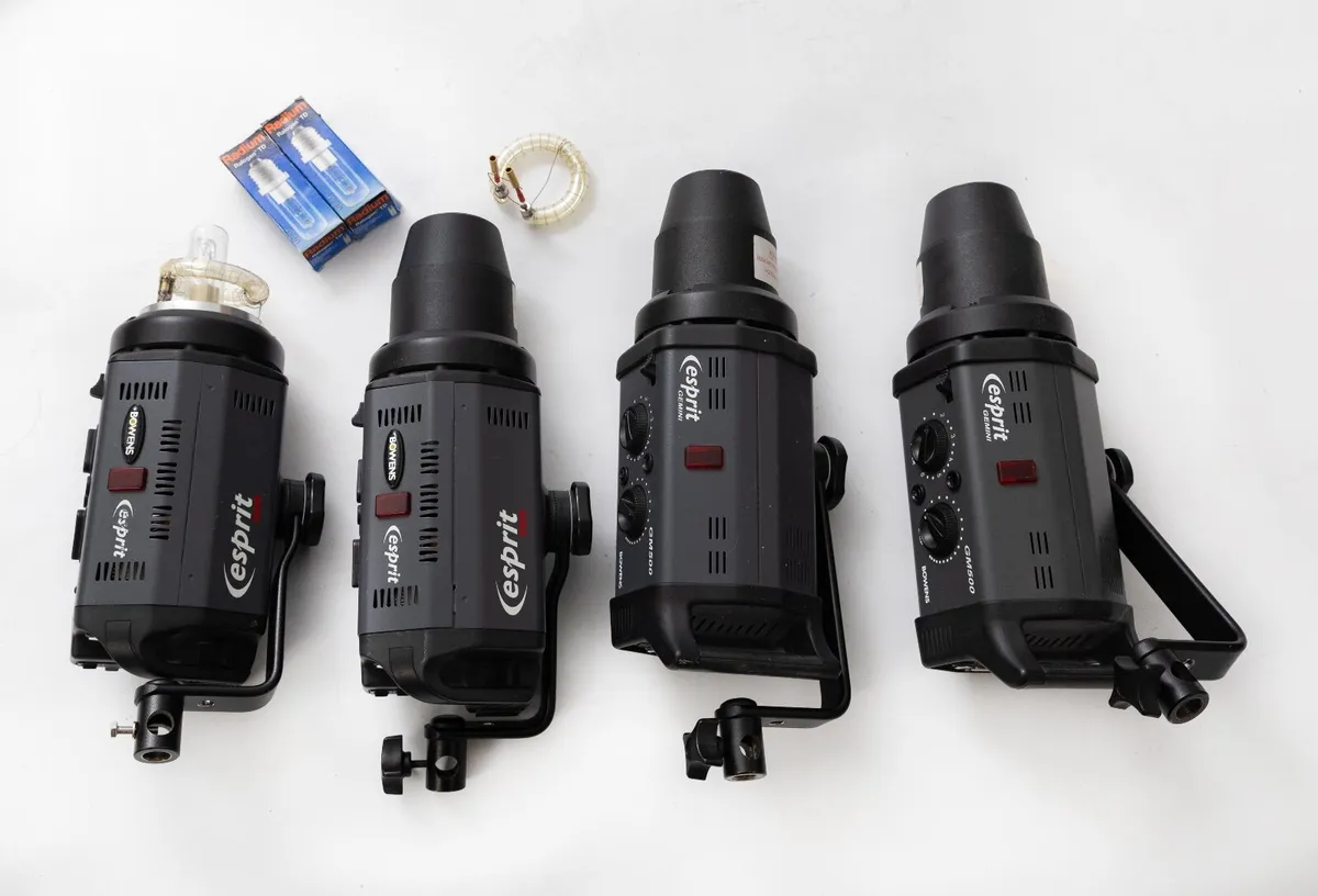 Four 500 watt Bowens Light Heads plus bulbs - Image 1