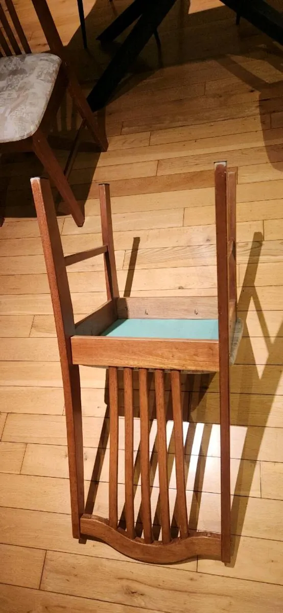 6 well made srurdy dining room chairs - Image 2