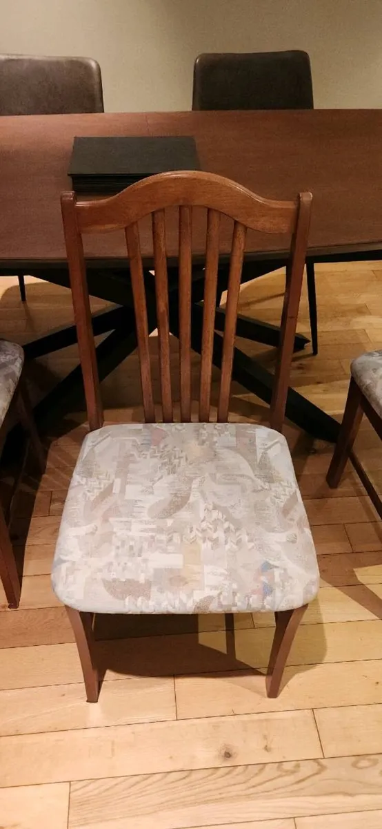 6 well made srurdy dining room chairs - Image 4