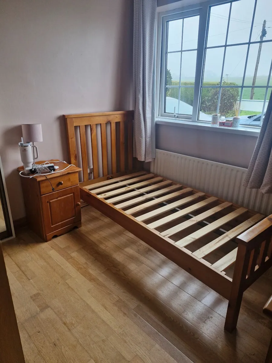 Bed and dressing table - Image 2