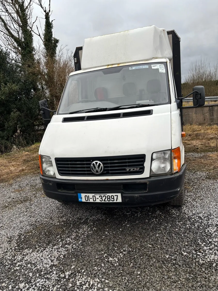 01 volvwagon crafter 16 foot cattle truck - Image 1