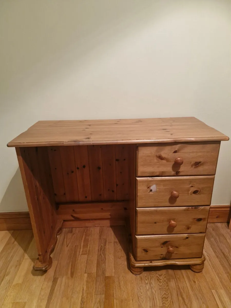 Bed and dressing table - Image 3