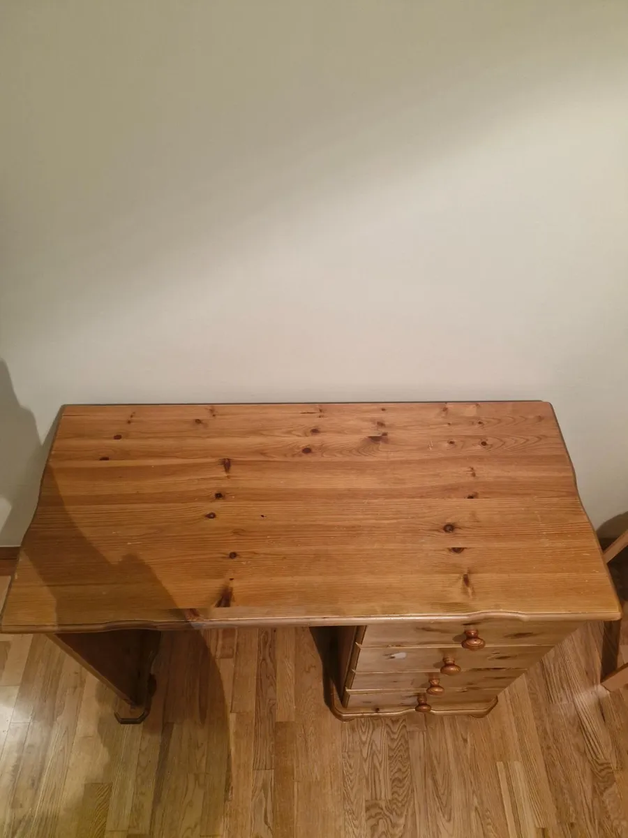 Bed and dressing table - Image 4