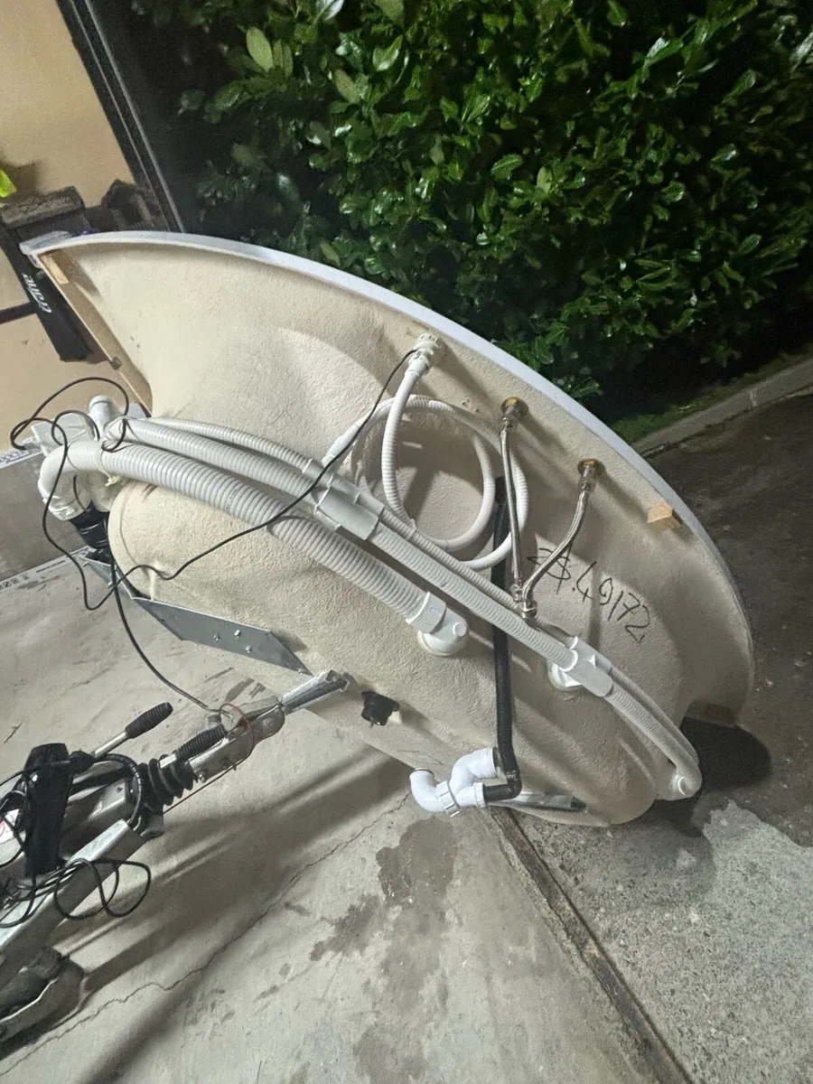 Jacuzzi bath - Image 4