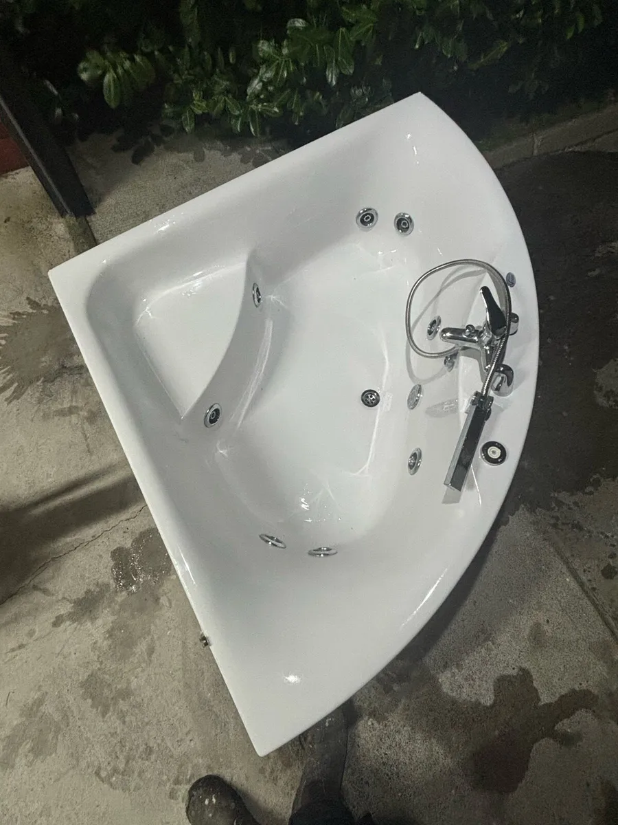 Jacuzzi bath - Image 2