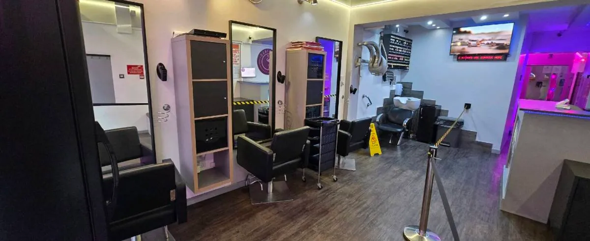 Hairdressing salon equipment - Image 1