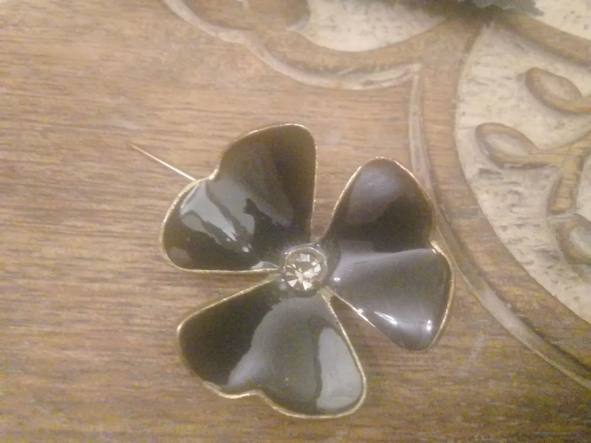 Vintage pilgrim black enamel clover Brooch - Image 4