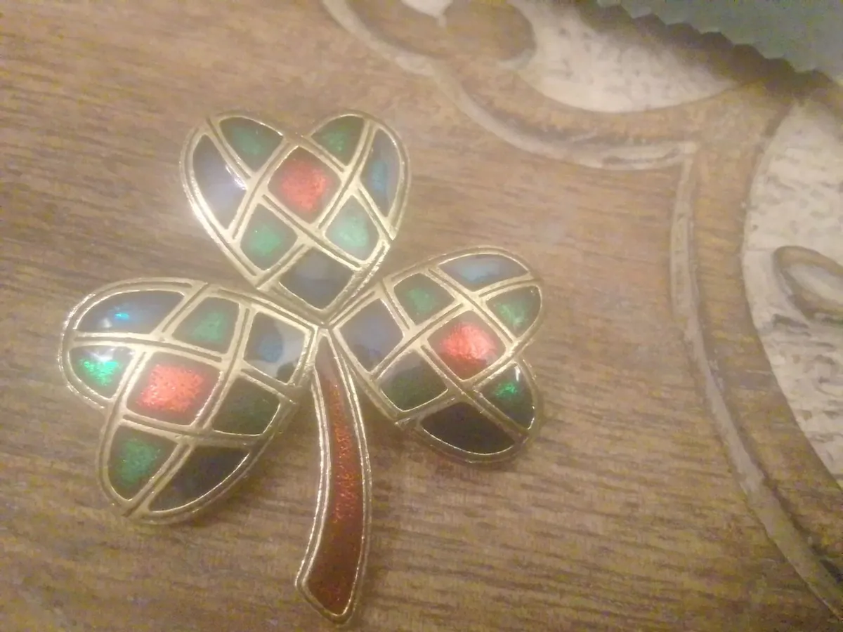 Vintage harlequin  soldar shamrock brooch - Image 2