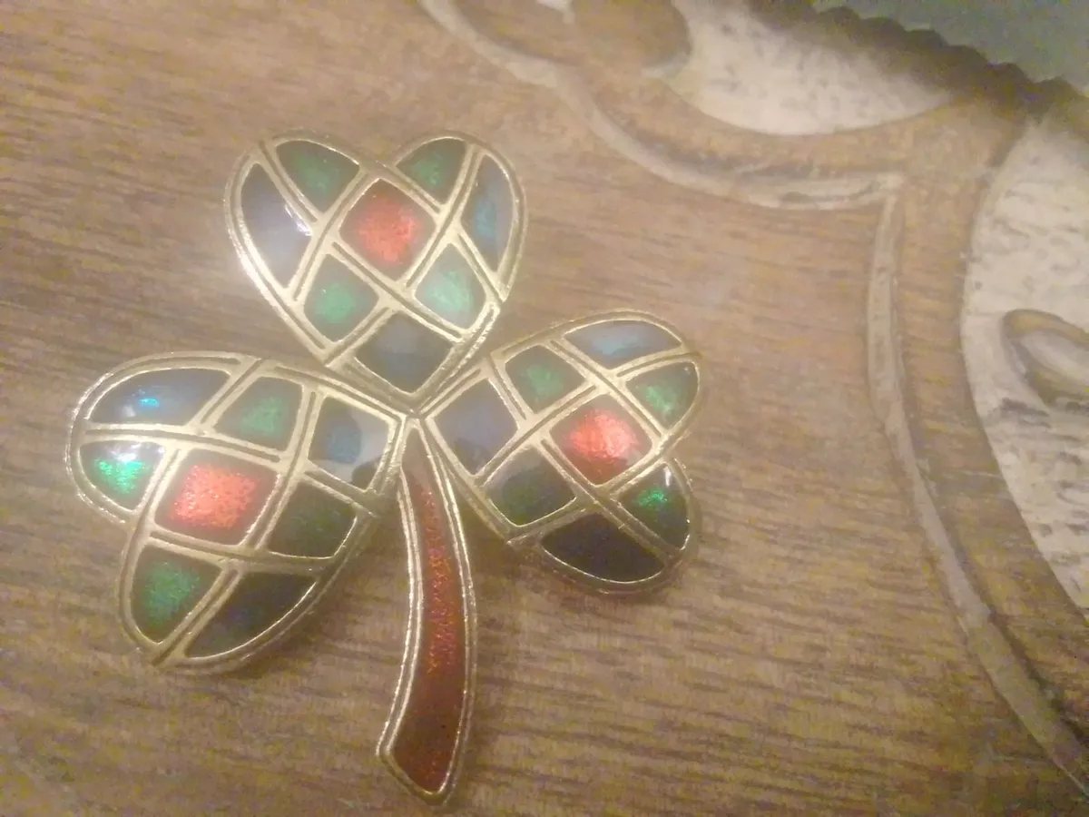 Vintage harlequin  soldar shamrock brooch - Image 3