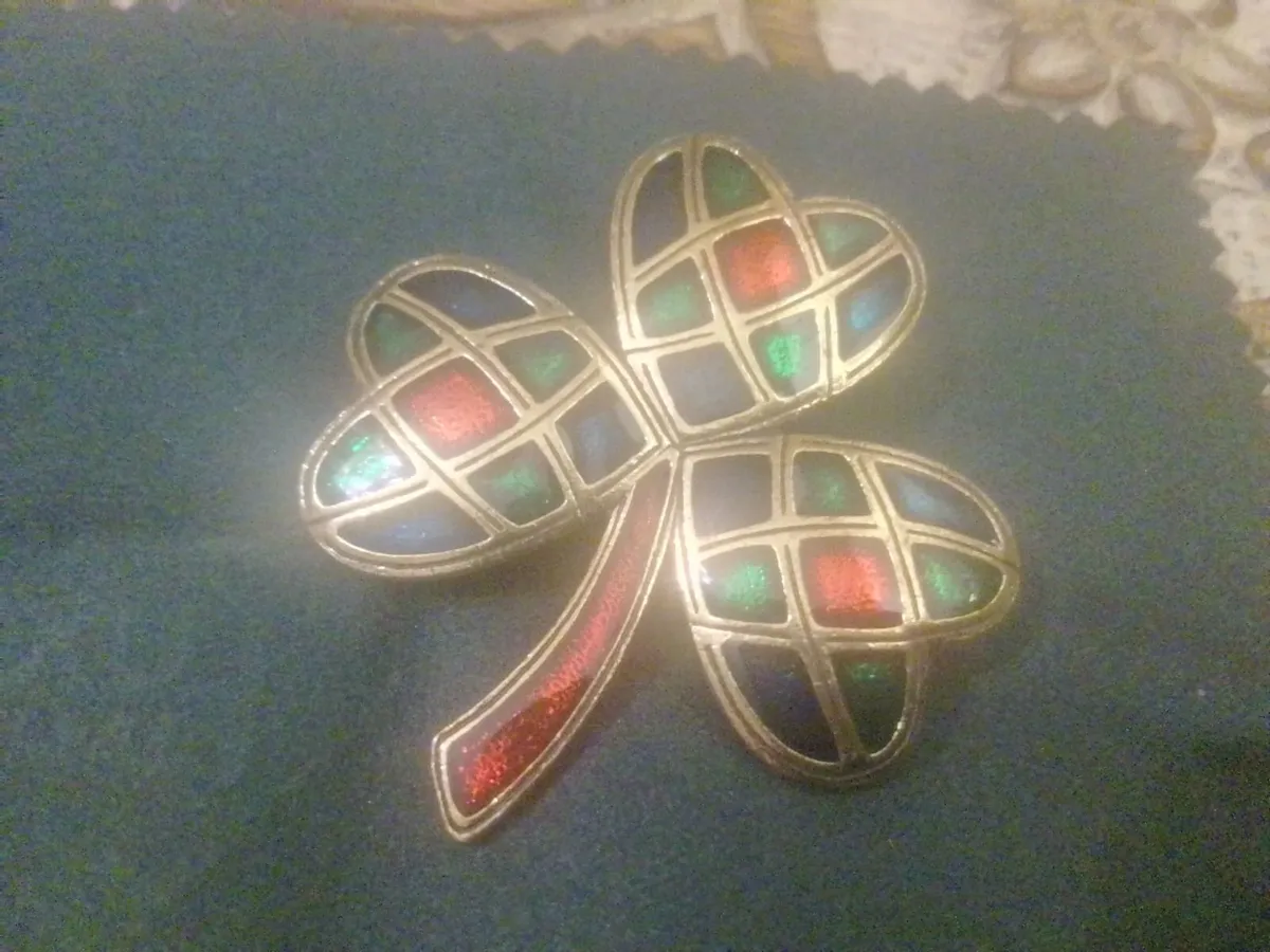 Vintage harlequin  soldar shamrock brooch - Image 1