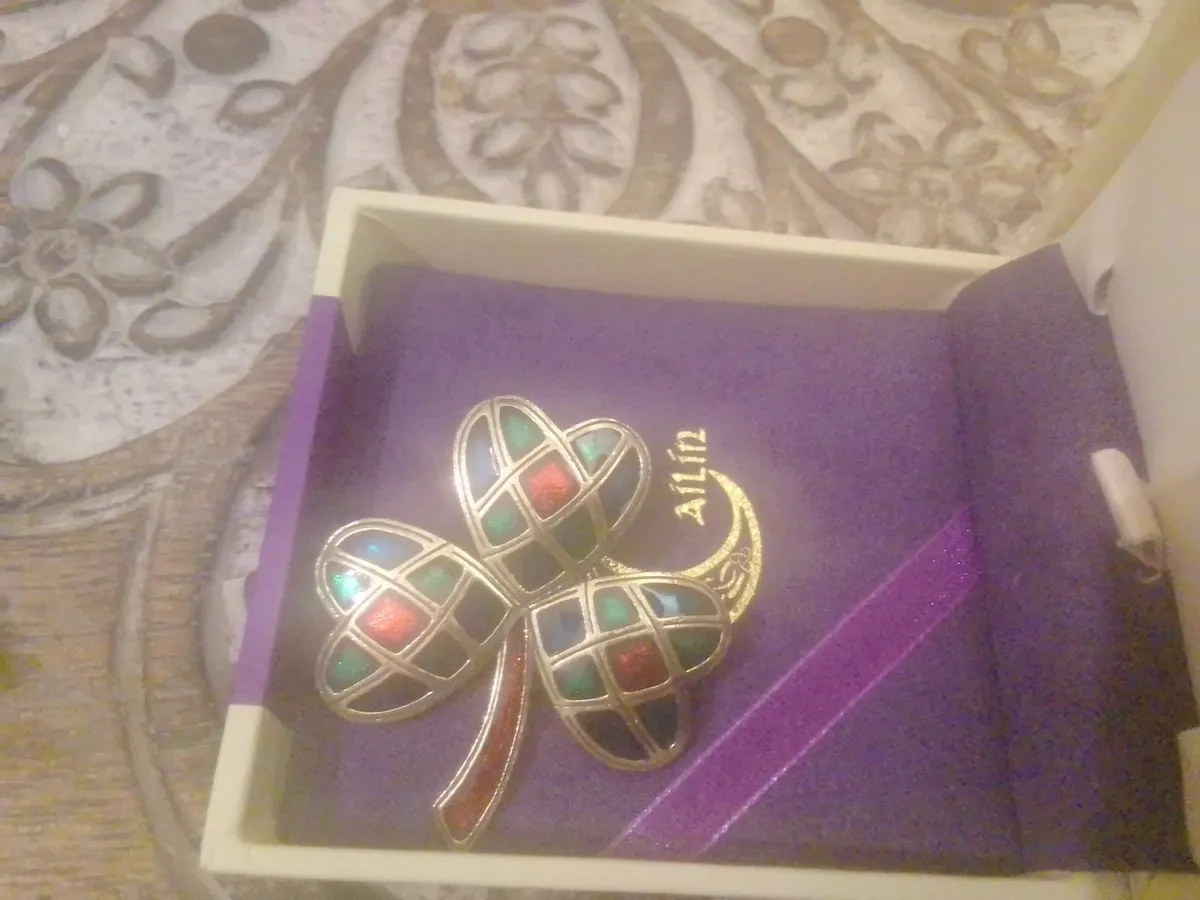 Vintage harlequin  soldar shamrock brooch - Image 4