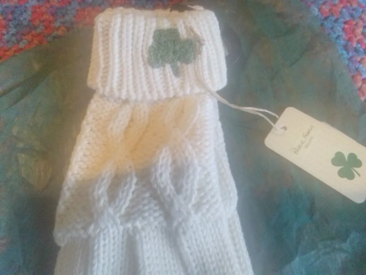 Aran cream shamrock design gloves one size new - Image 2