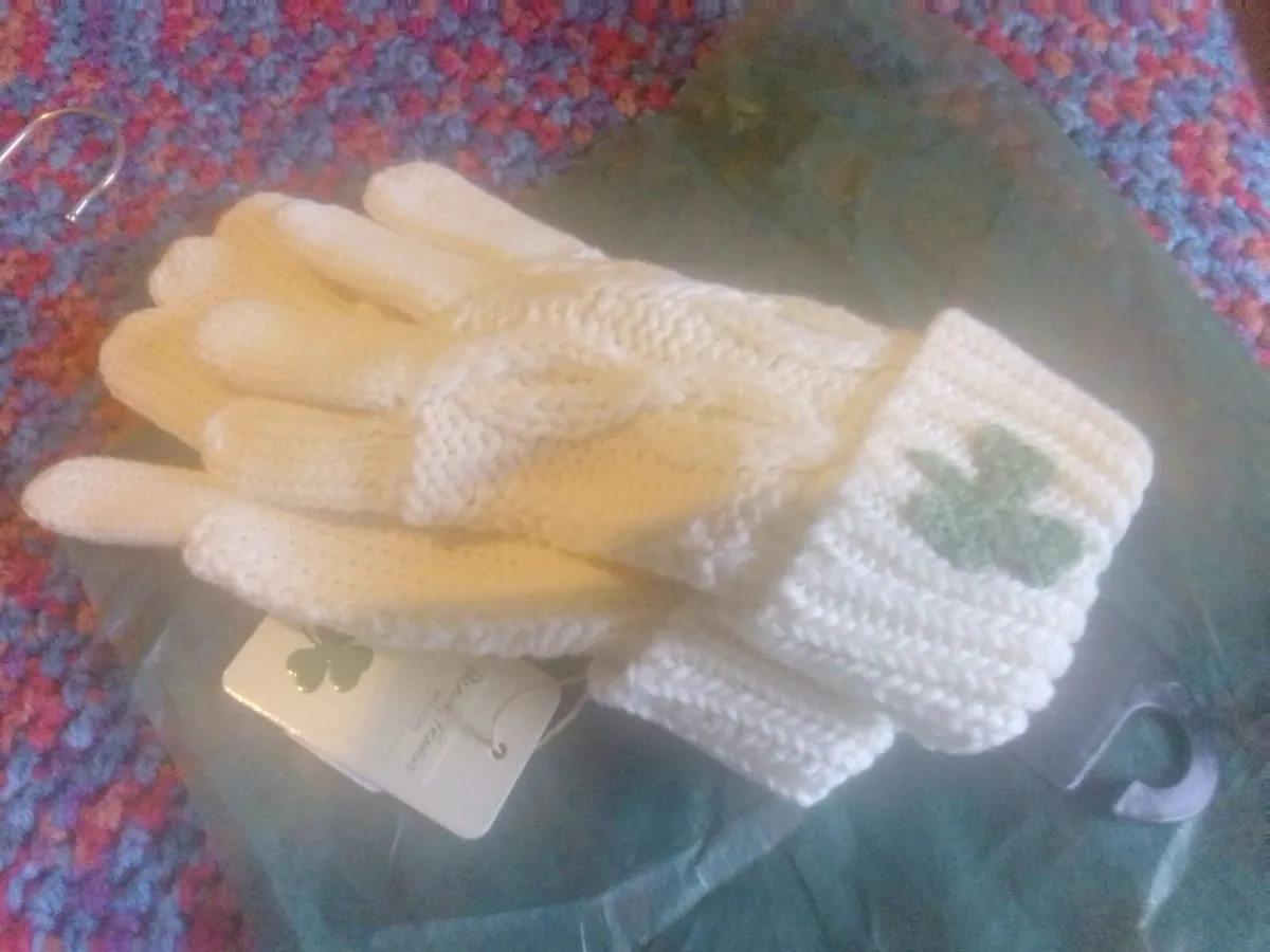 Aran cream shamrock design gloves one size new - Image 1
