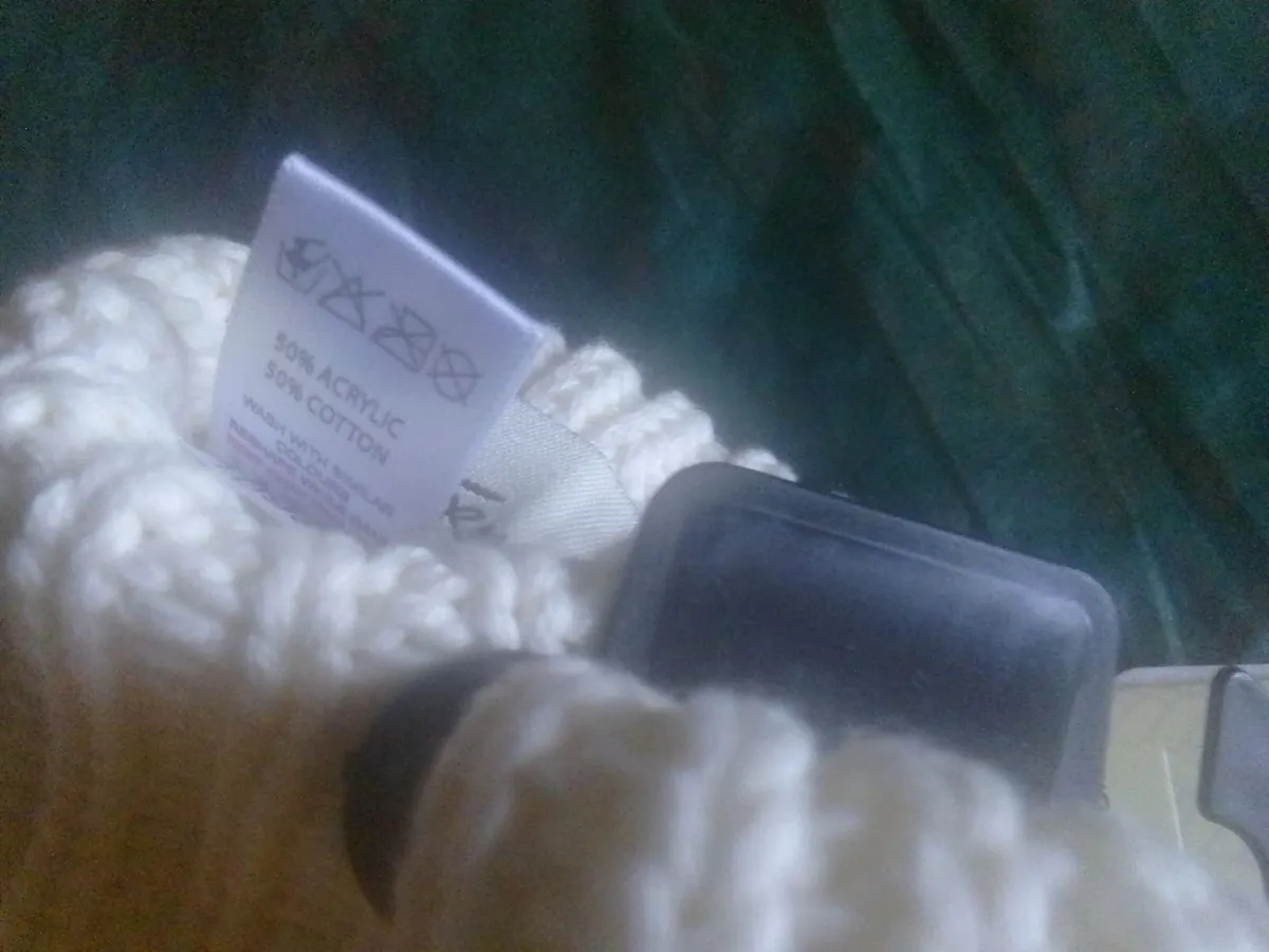 Aran cream shamrock design gloves one size new - Image 4