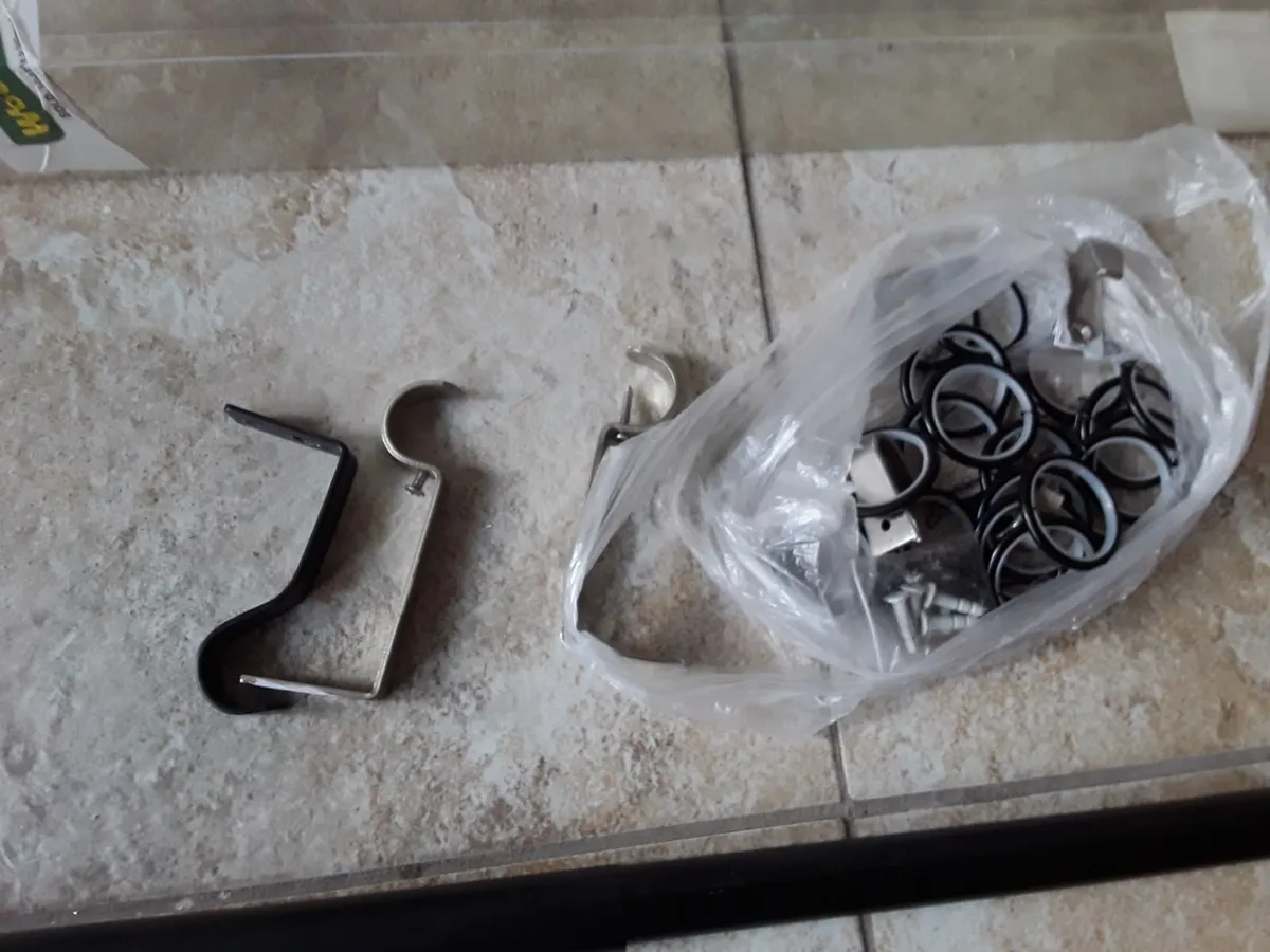 Black metal curtain pole  new - Image 3