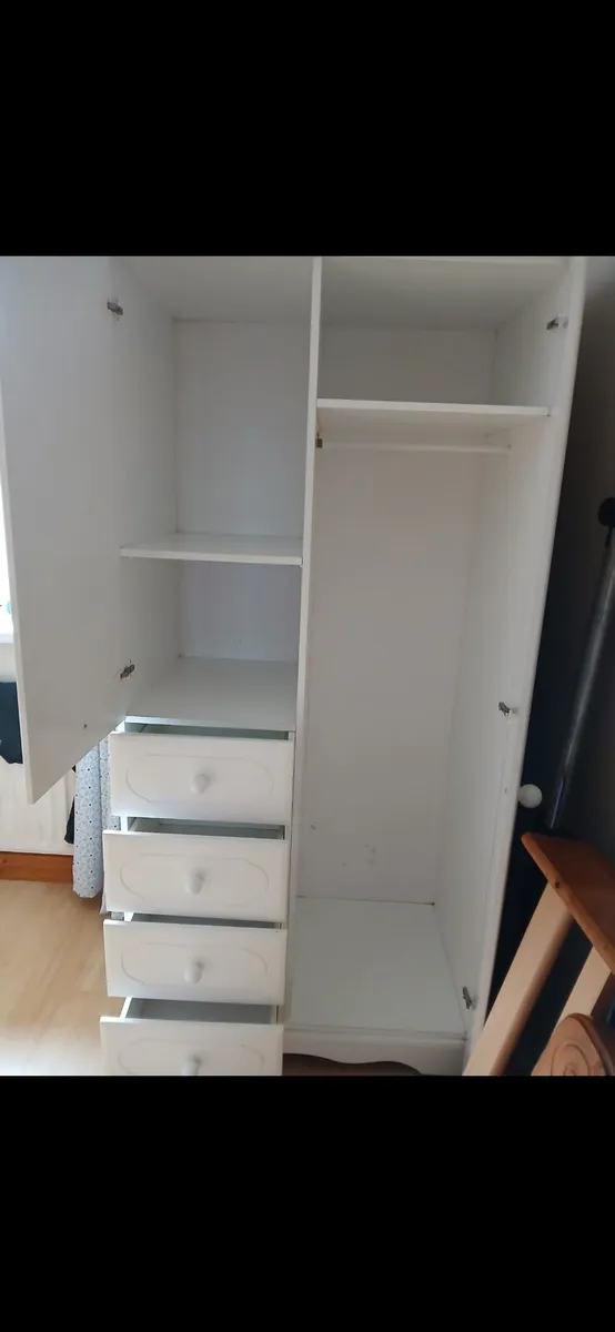 Wardrobe and locker - Image 3