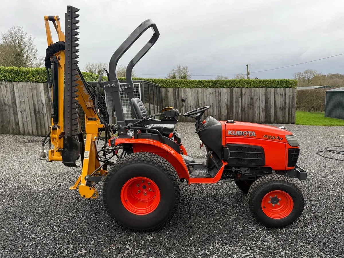 Kubota compact tractor & finger bar - Image 1
