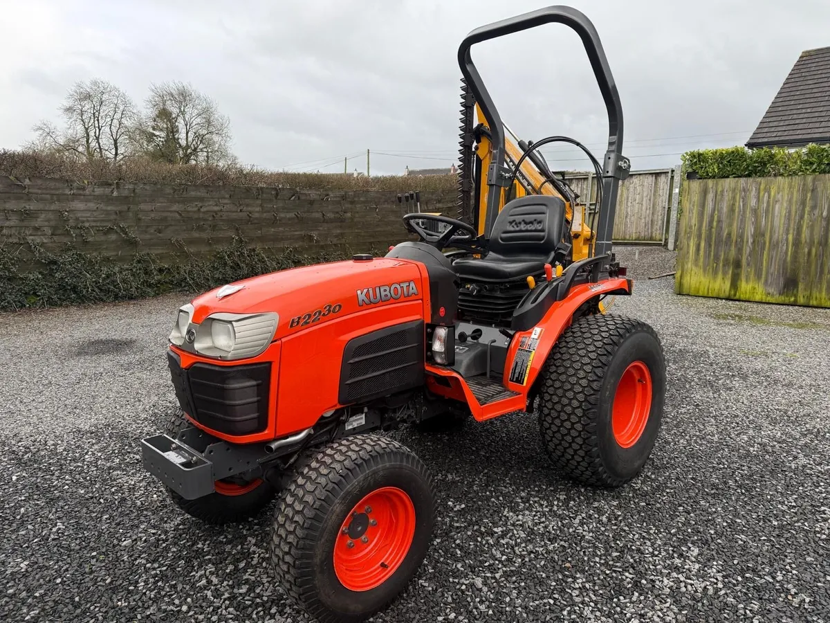 Kubota compact tractor & finger bar - Image 3