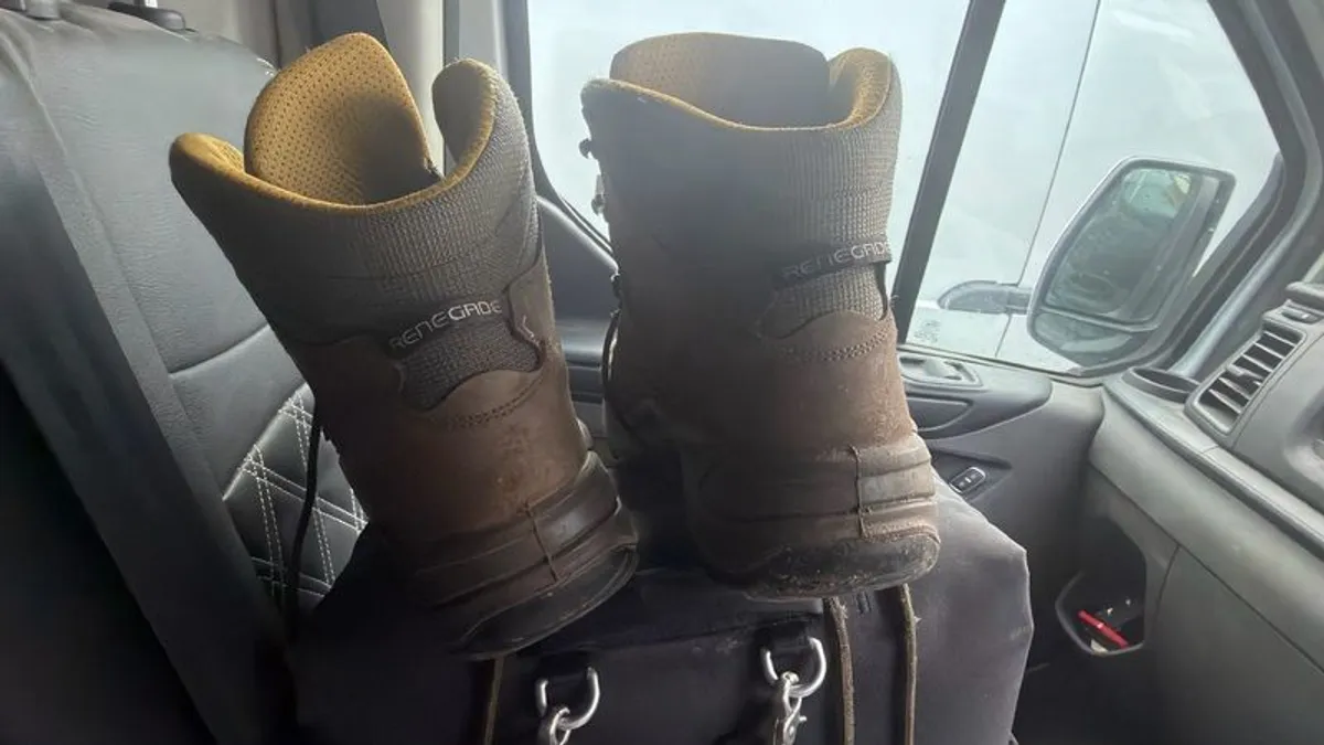 hiking boots - Image 2