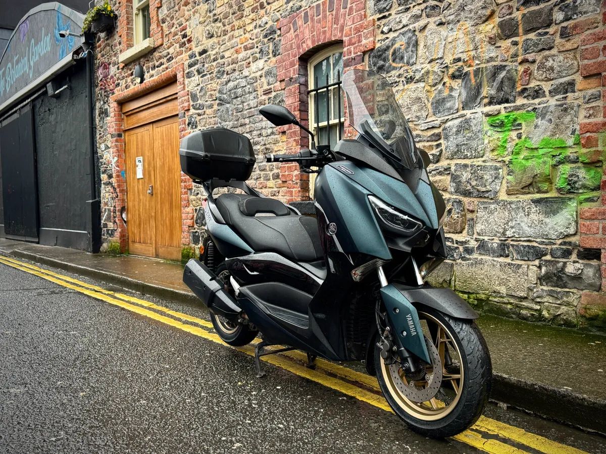Yamaha Xmax 300 Tech Max - Image 4