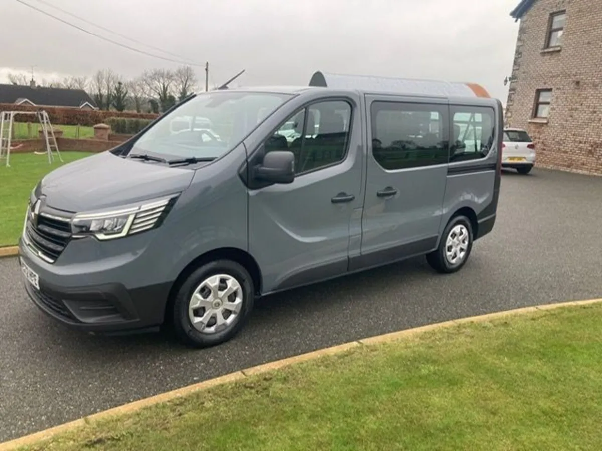 2023 RENAULT TRAFIC SL28 BUSINESS 9 SEATER MINIBUS - Image 1