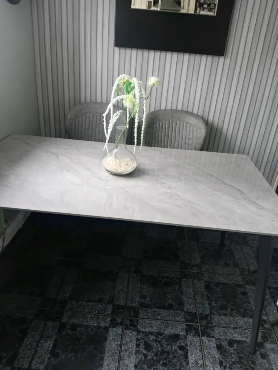 Kitchen table - Image 1