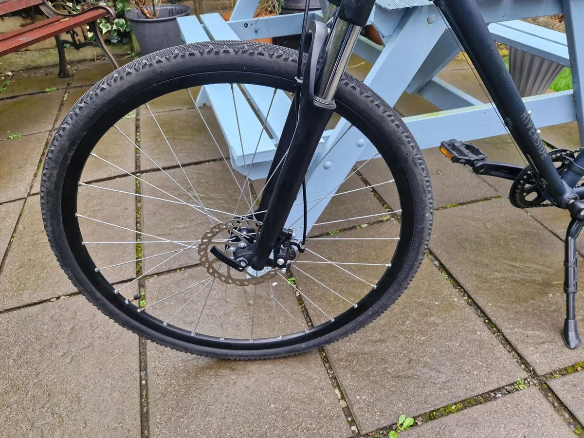 Hybrid bike with disk brakes and suspension - Image 4