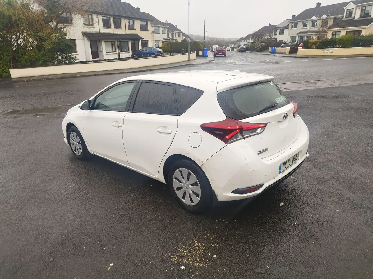 Toyota Auris 2018 - Image 2