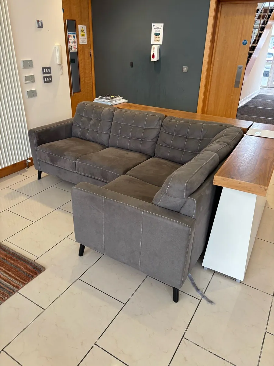 Two matching corner suites - Image 2