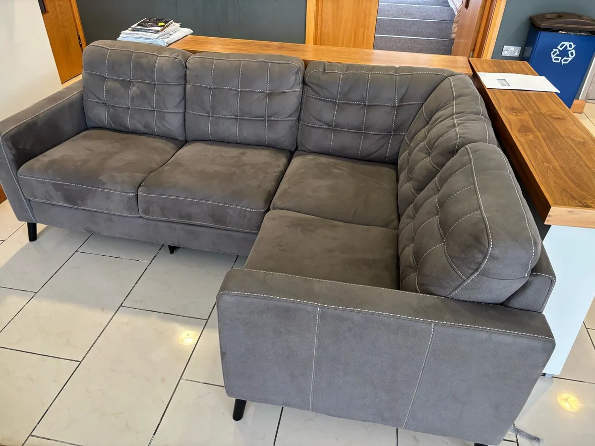 Two matching corner suites - Image 3