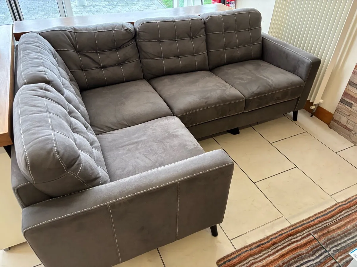 Two matching corner suites - Image 4