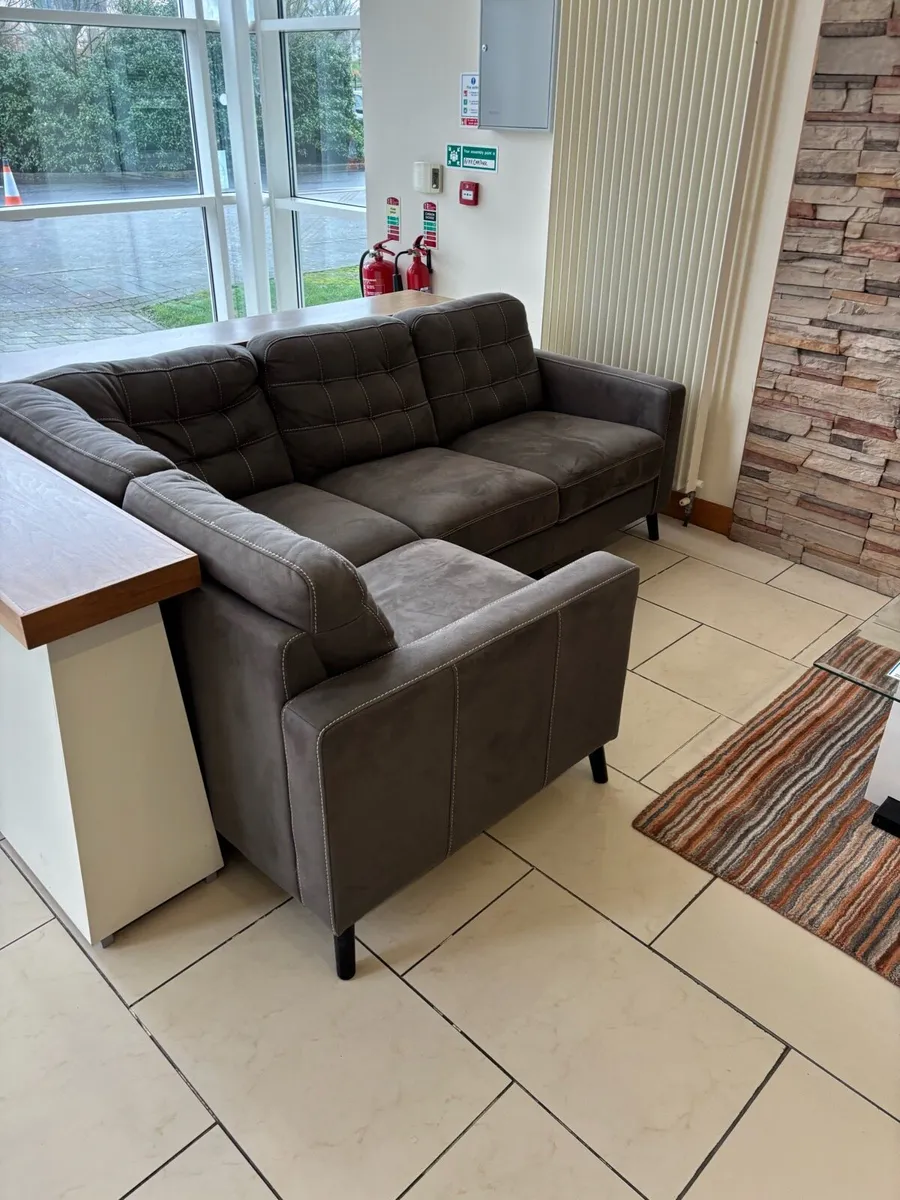 Two matching corner suites - Image 1