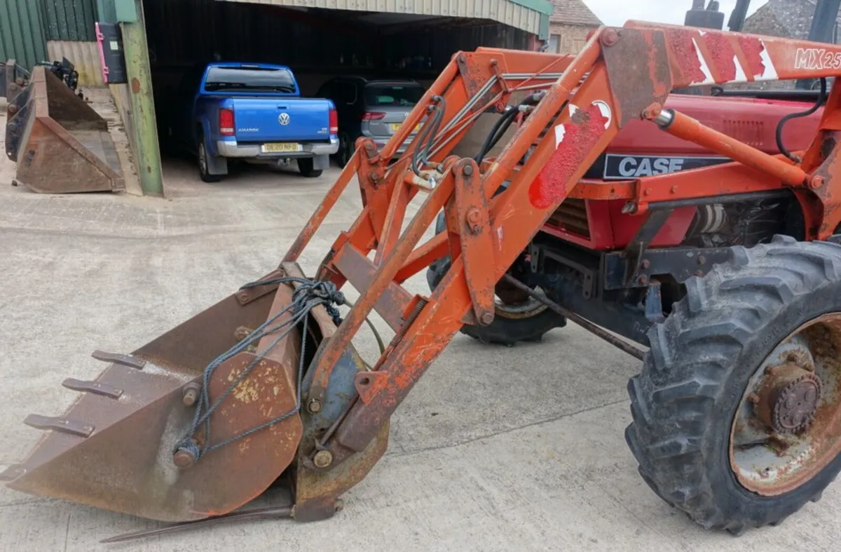 CASE IH 685L 4WD + MX252 LOADER - Image 2
