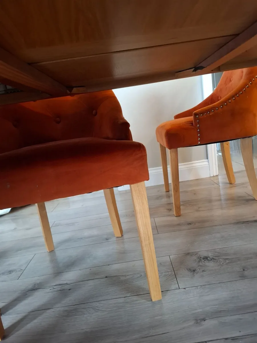 Table and chairs - Image 2