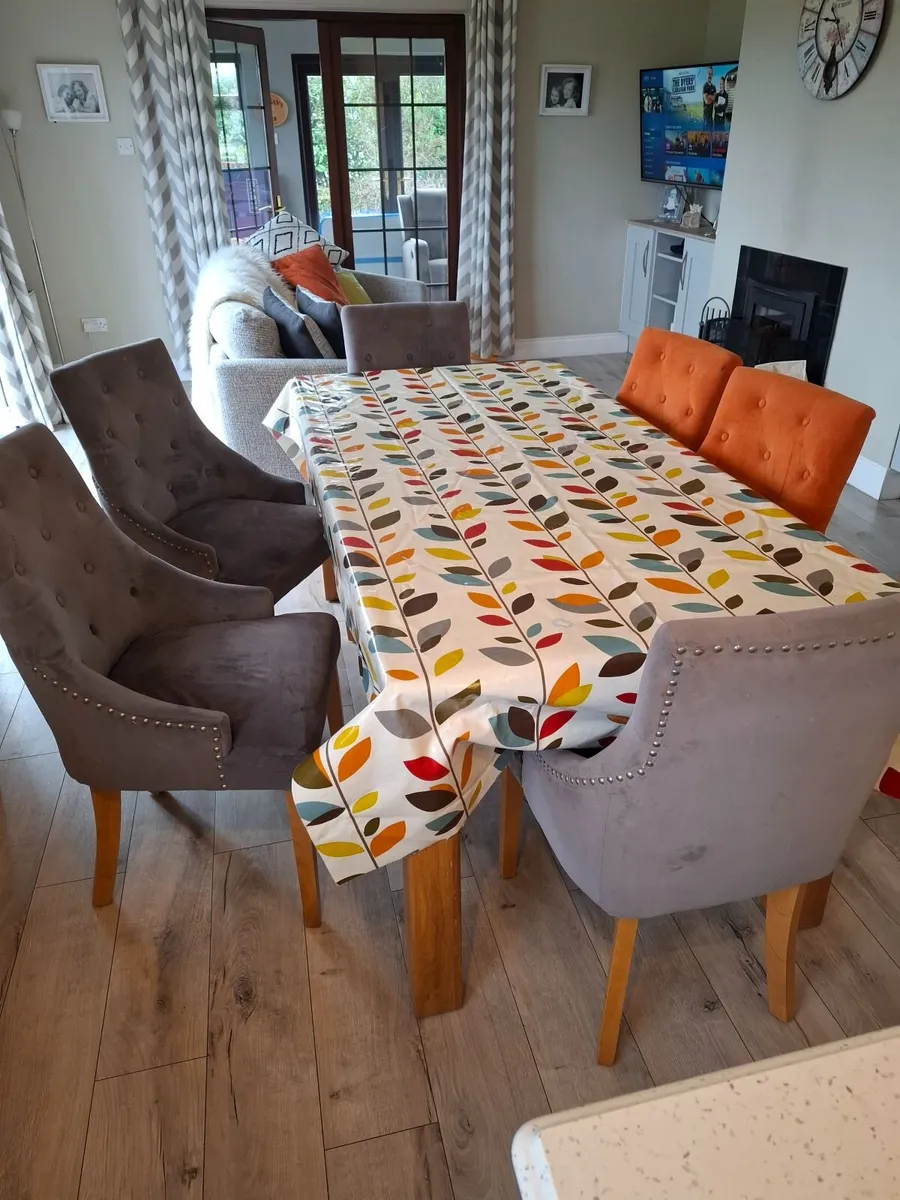 Table and chairs - Image 4