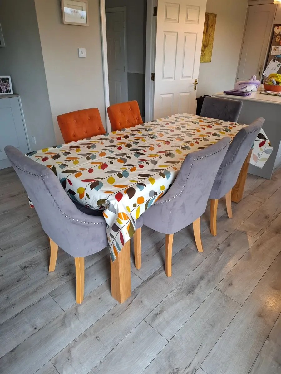 Table and chairs - Image 1