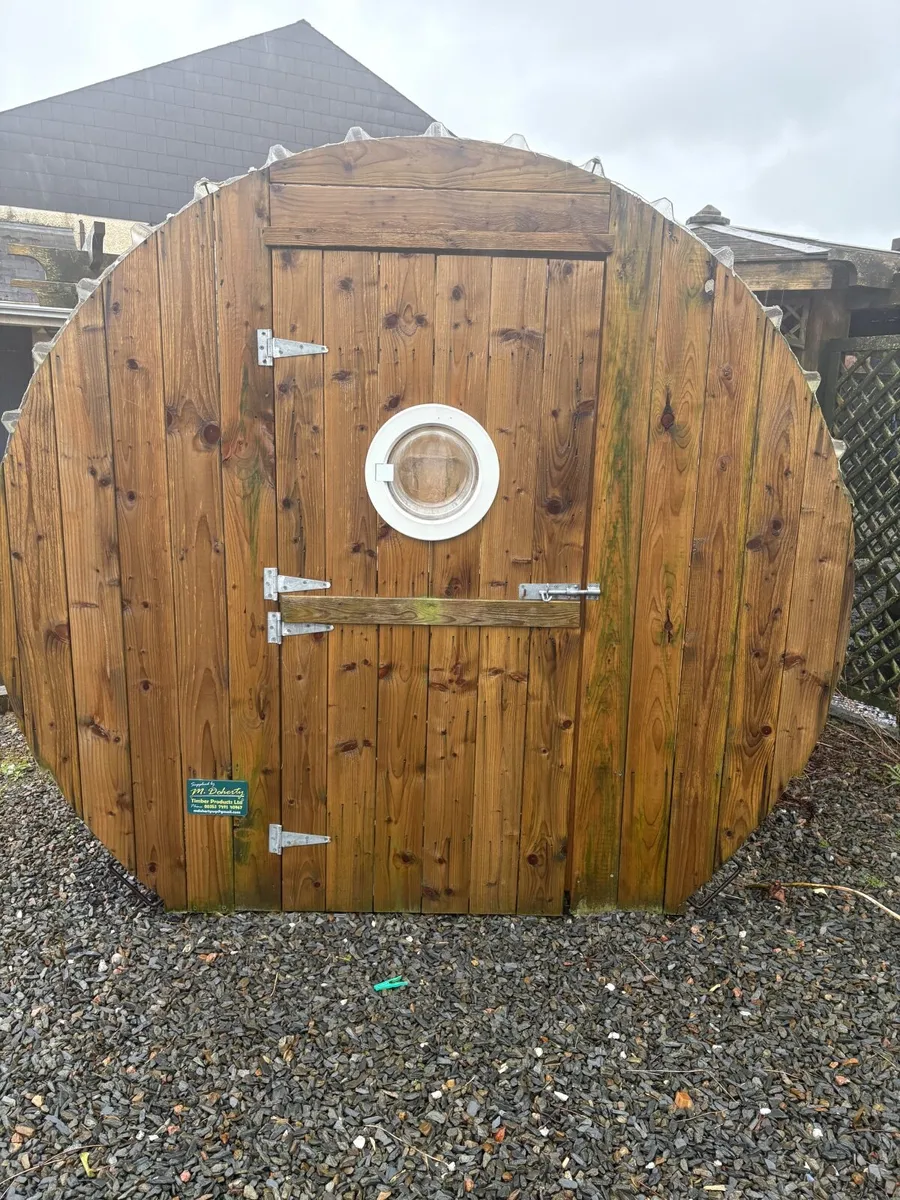 Outdoor dining pods x 3 - Image 1