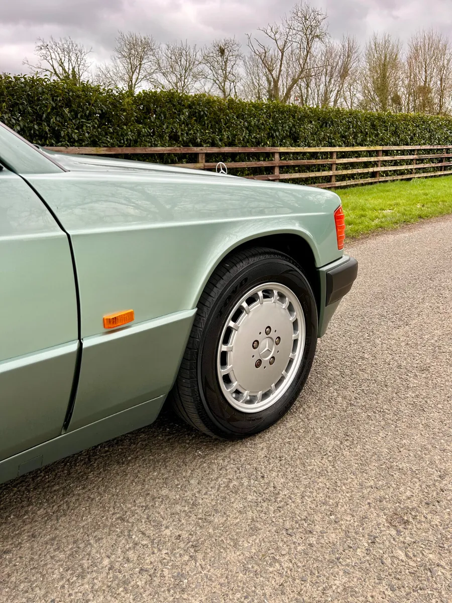 Mercedes-Benz 190E 2.0 (Very high spec) - Image 4