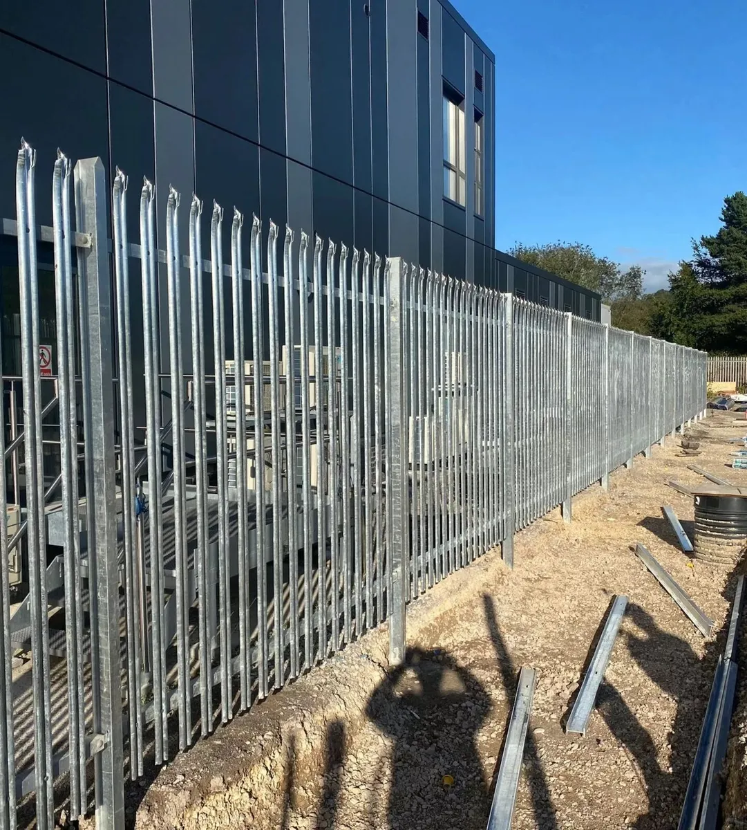 PALISADE FENCING - NEW - Image 4