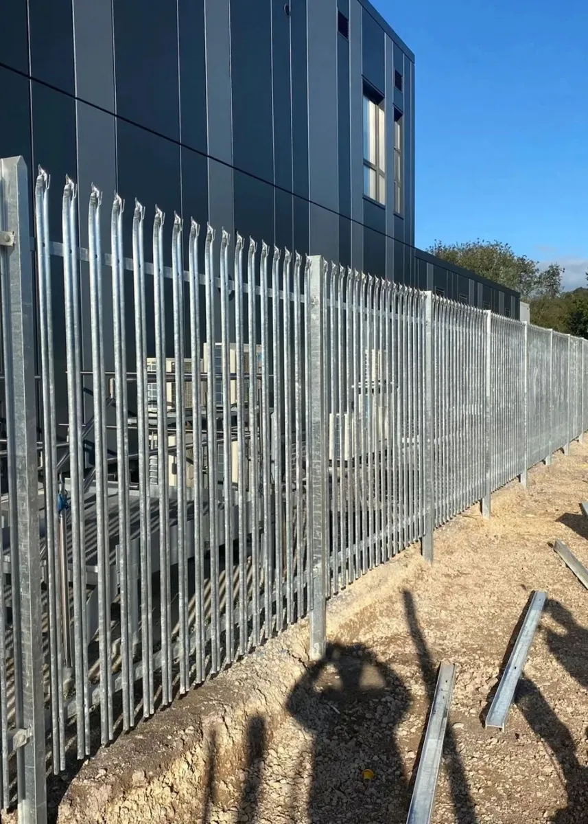 PALISADE FENCING - NEW - Image 3