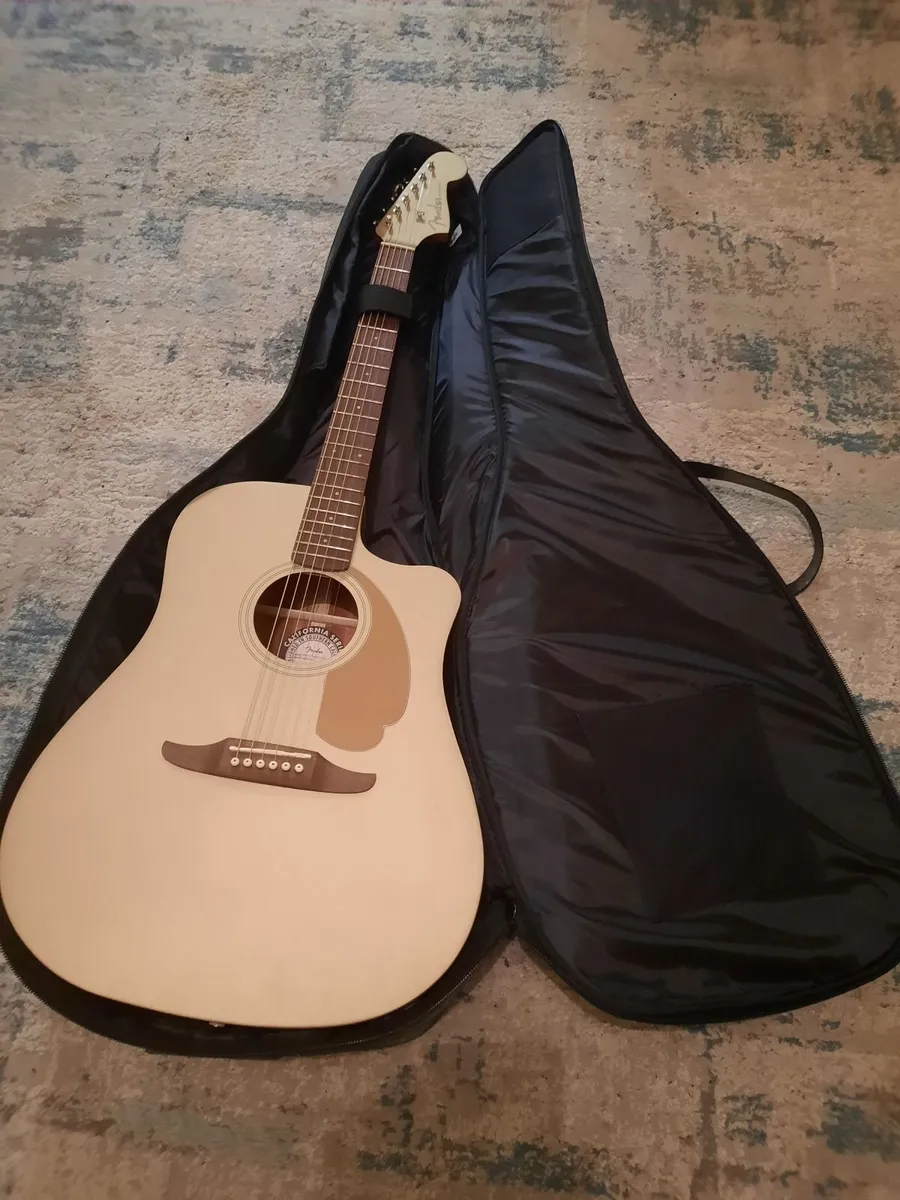 Fendor Redondo Guitar with Guitar Bag - Image 1