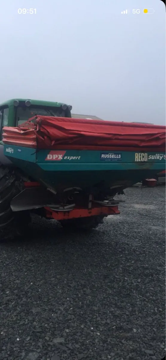 Sulky fertiliser spreader - Image 1