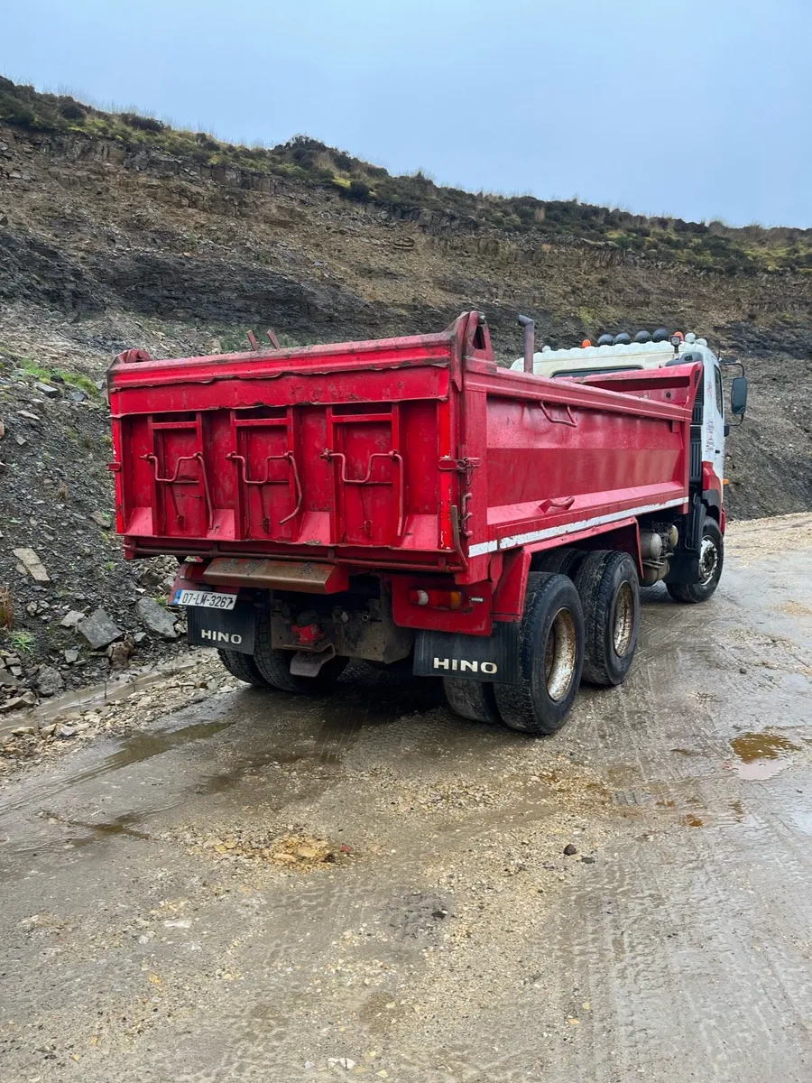 Hino 6x4 tipper - Image 4