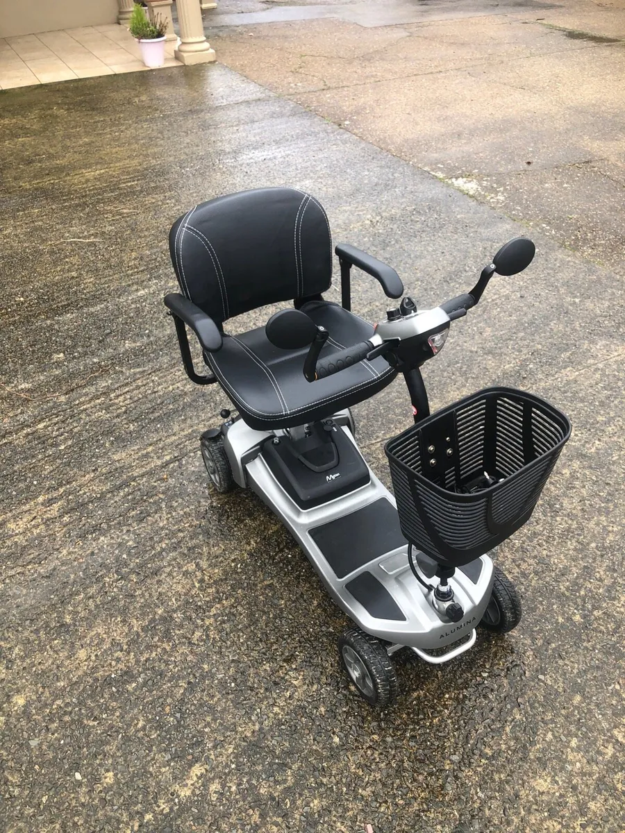 Mobility scooter with lithium battery - Image 1