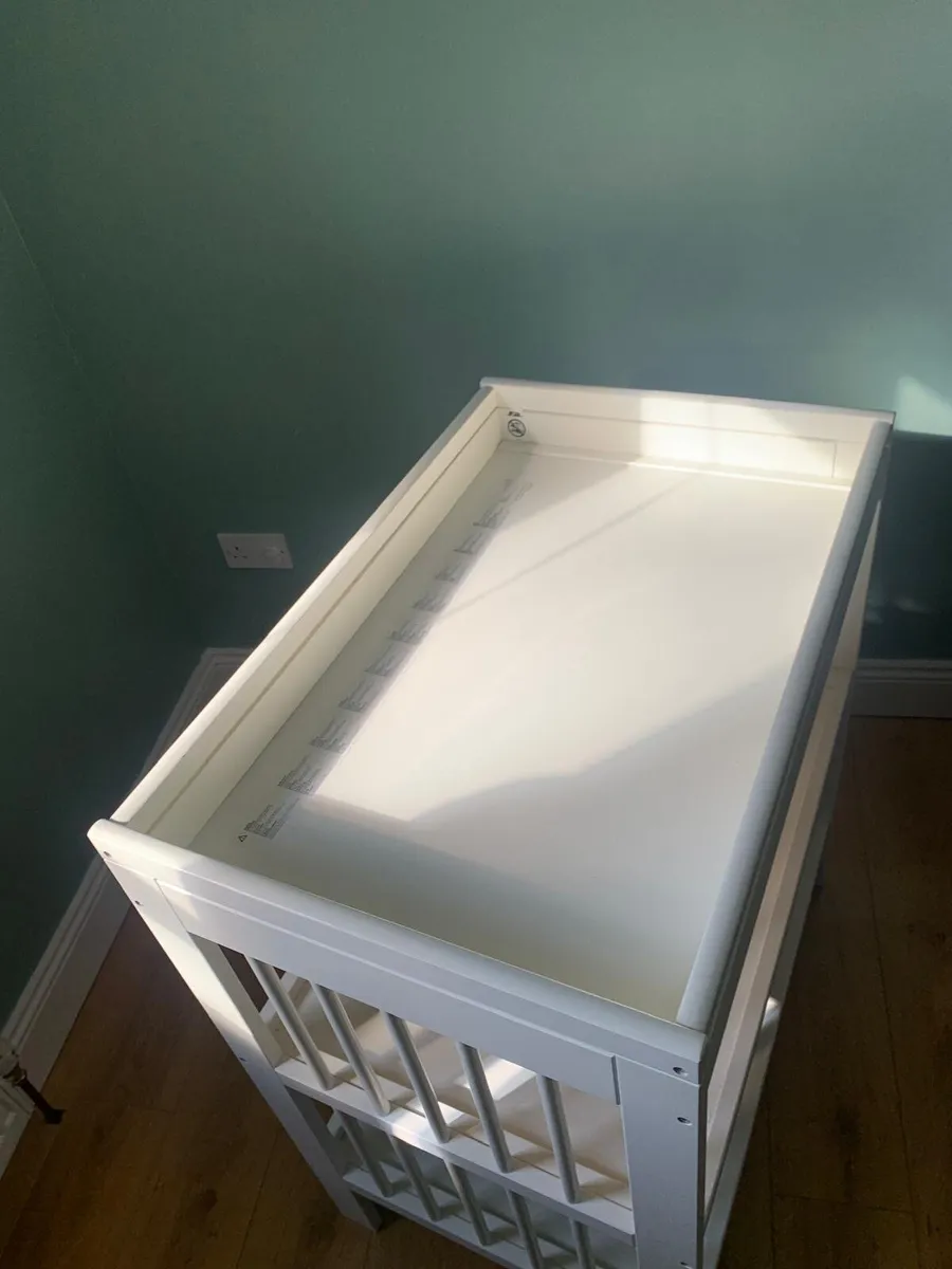 Infant changing unit and cot - Image 3