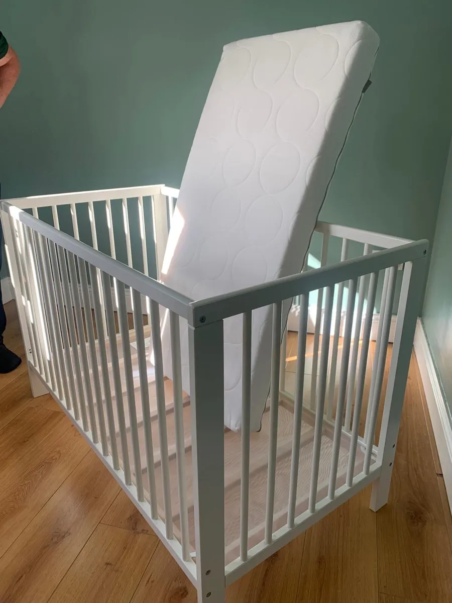 Infant changing unit and cot - Image 4