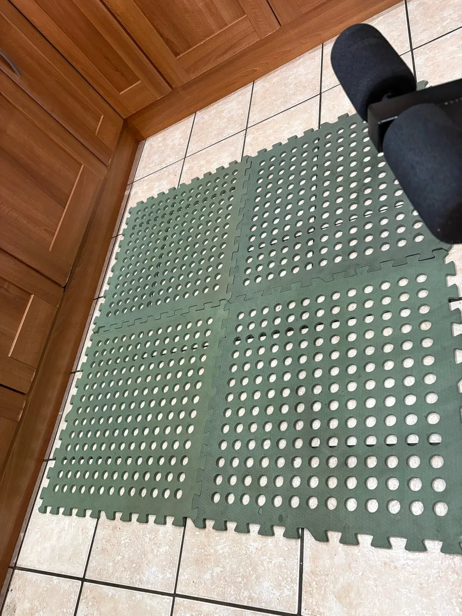 WEIGHT BENCH  + LEG, WEIGHTS, BARS, MATS ETC!! - Image 4