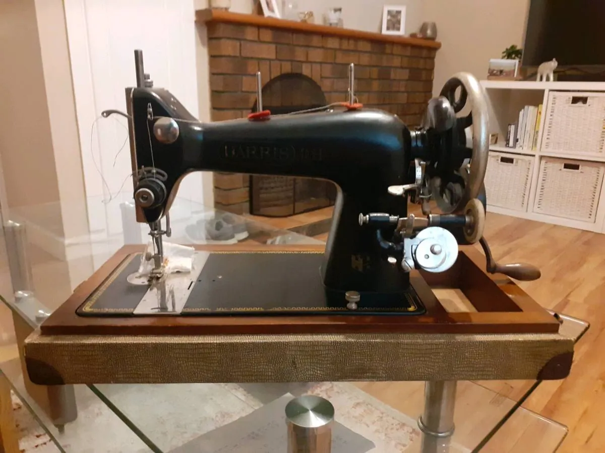Sewing machine (vintage) for sale. - Image 1