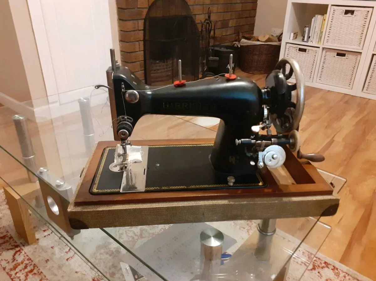 Sewing machine (vintage) for sale. - Image 2
