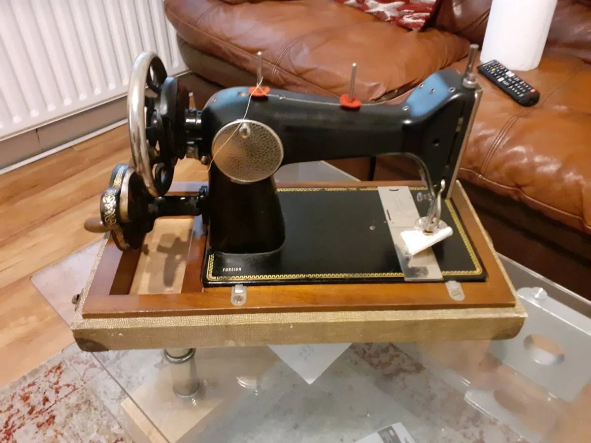 Sewing machine (vintage) for sale. - Image 3